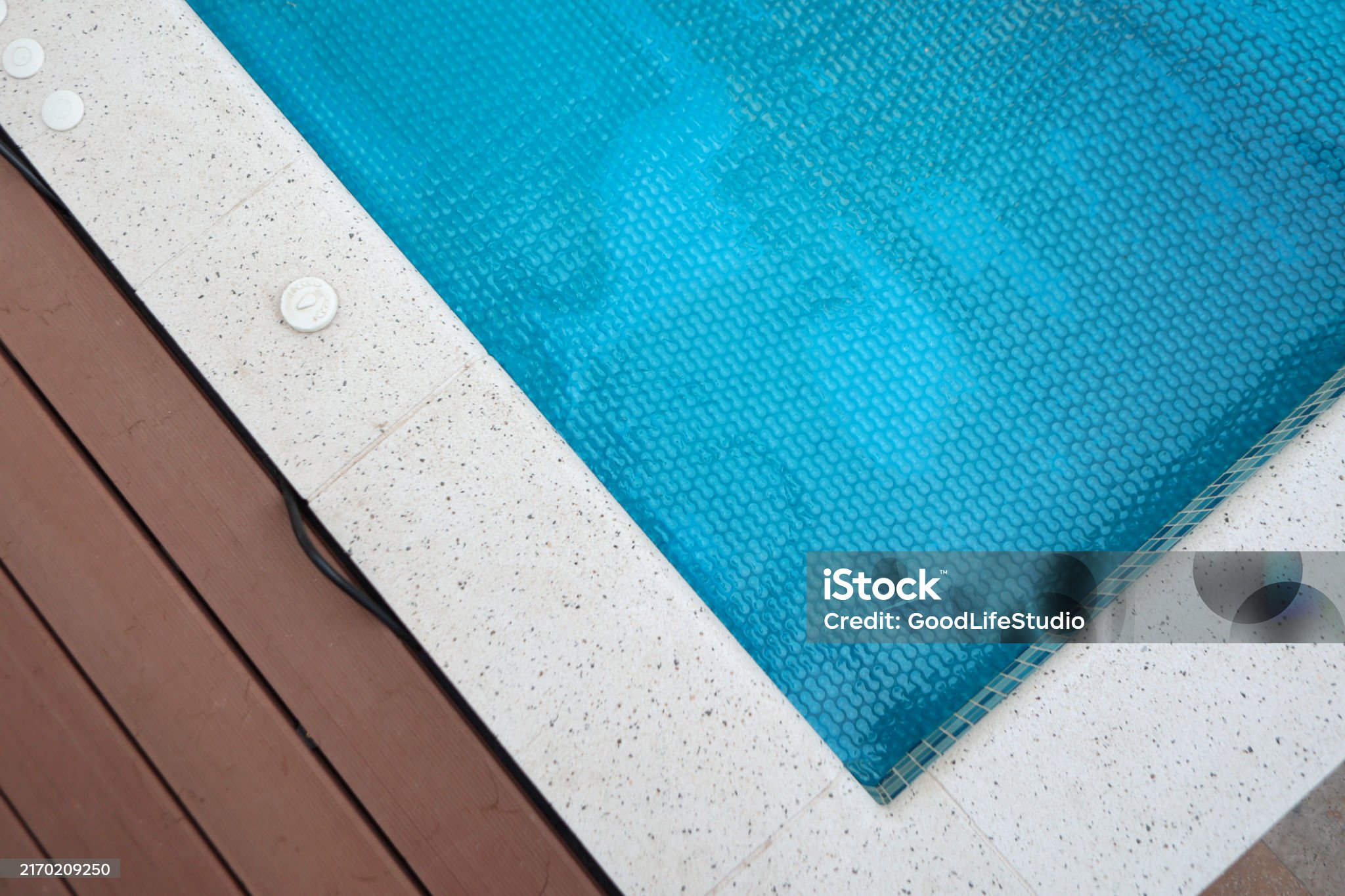 Comment hiverner une piscine : le guide complet pour protéger votre installation en hiver