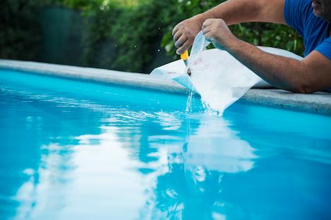Comment hiverner sa piscine au sel : guide complet pour protéger votre bassin pendant l'hiver