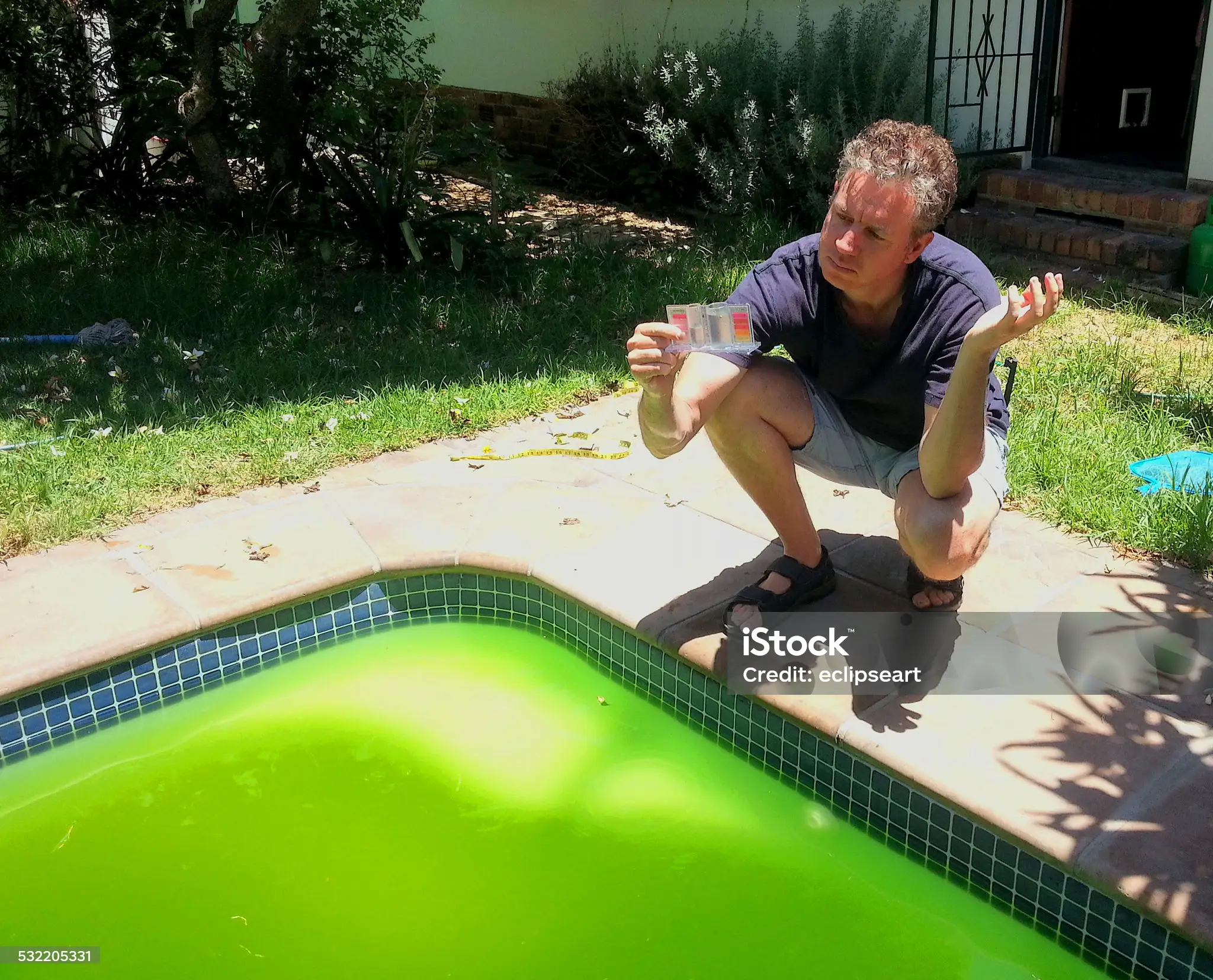 Comment traiter une piscine verte en hiver : solutions efficaces pour retrouver une eau limpide